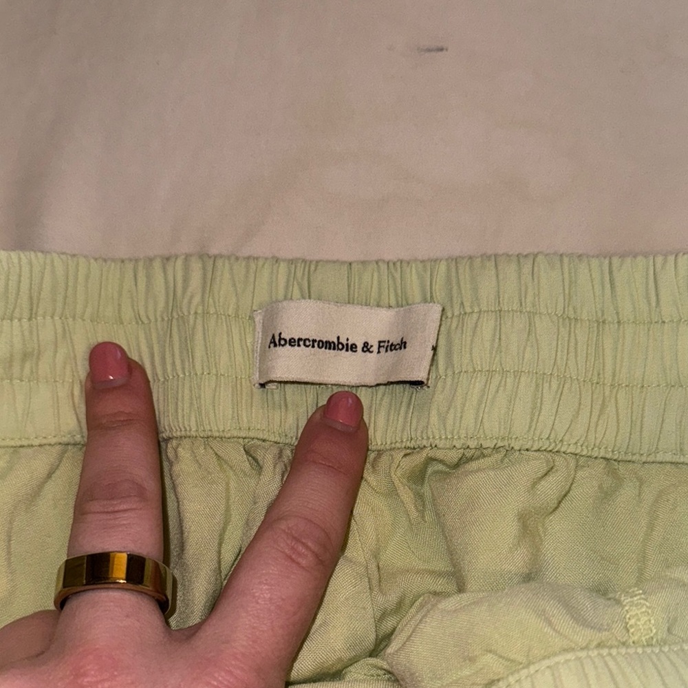 Abercrombie & Fitch Green Athletic Shorts Relaxed Fit - Picture 2 of 3